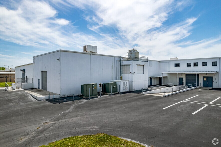 More Photos Of 2401 72nd St N, Saint Petersburg Manufacturing For Sale