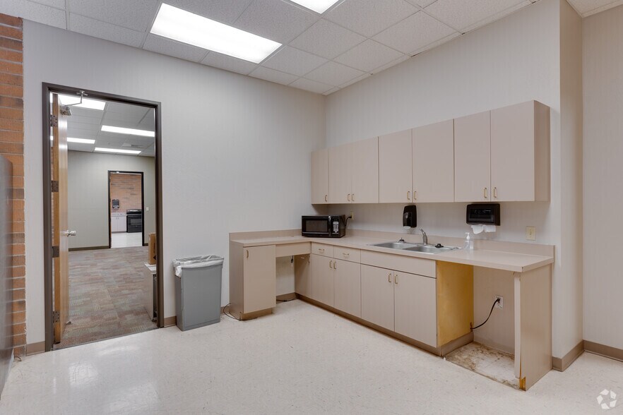 More Photos Of 14804 N Cave Creek Rd, Phoenix Office For Sale