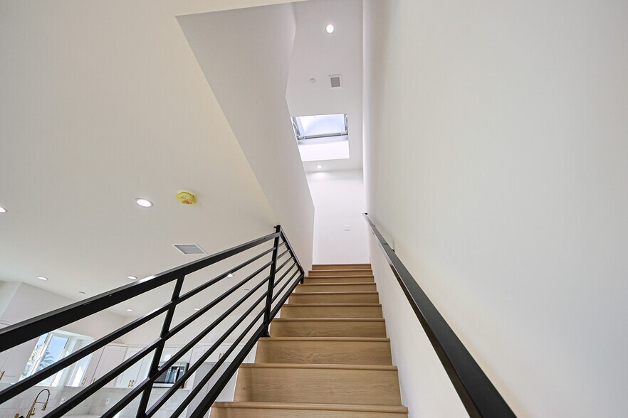 More Photos Of 2404 S Cochran Ave, Los Angeles Apartments For Sale