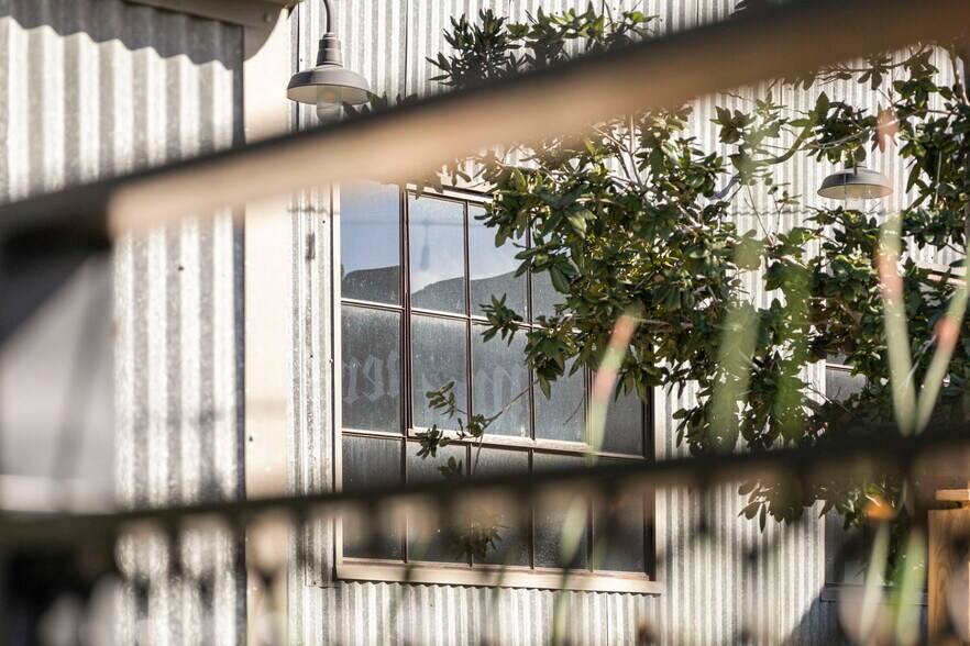 More Photos Of 1133-1199 E Thompson Blvd, Ventura Storefront For Lease