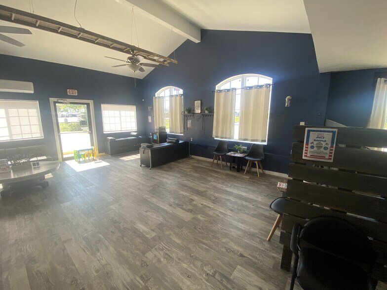 More Photos Of 1 Proactive Dr, New Florence Hotel For Sale