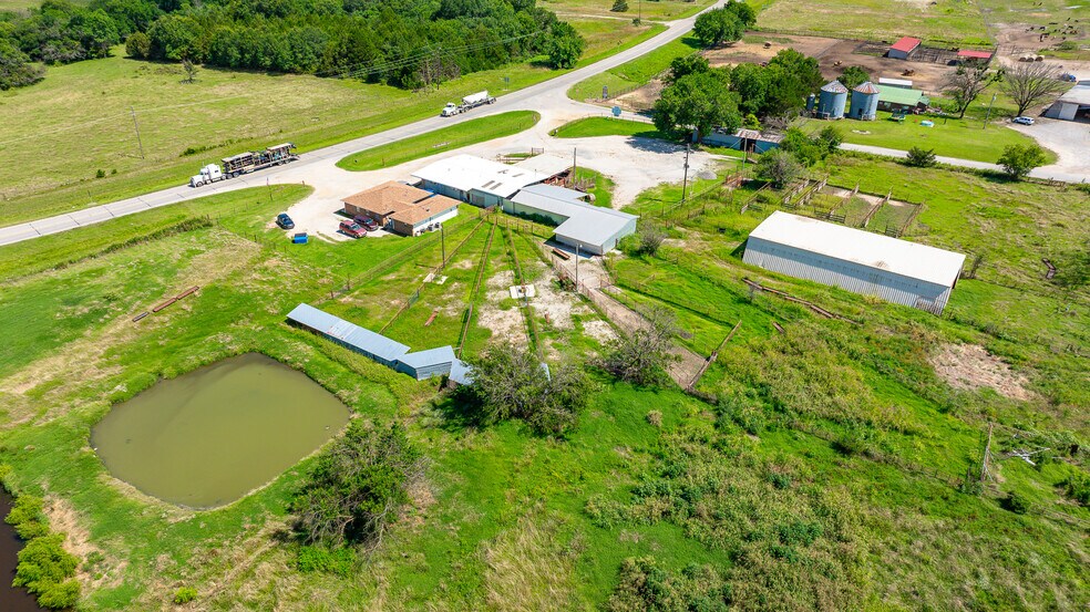 More Photos Of 1853 S Broadway St, Coalgate Flex For Sale