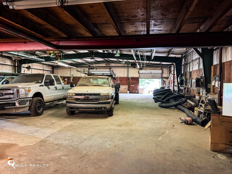 More Photos Of 106 Dixie Dr, Woodstock Warehouse For Lease