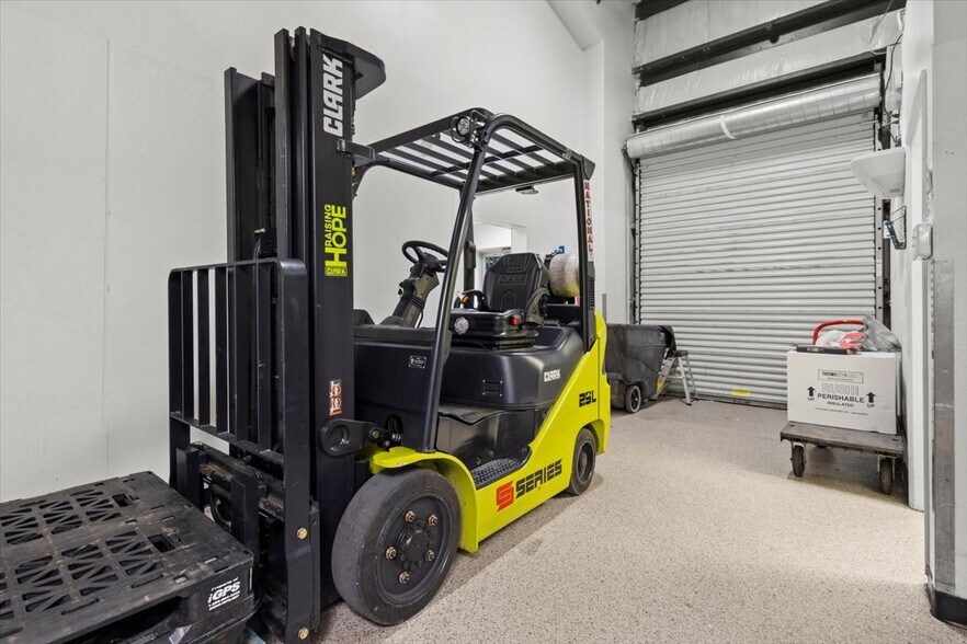 More Photos Of 1250-1264 SW Biltmore St, Port Saint Lucie Warehouse For Sale