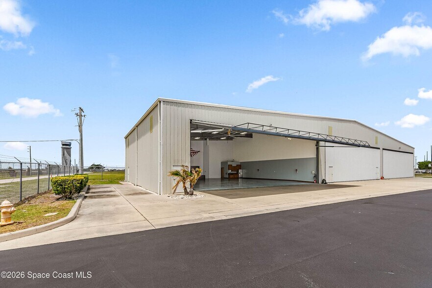 More Photos Of 805 Tower Access Rd, Melbourne Airplane Hangar For Sale