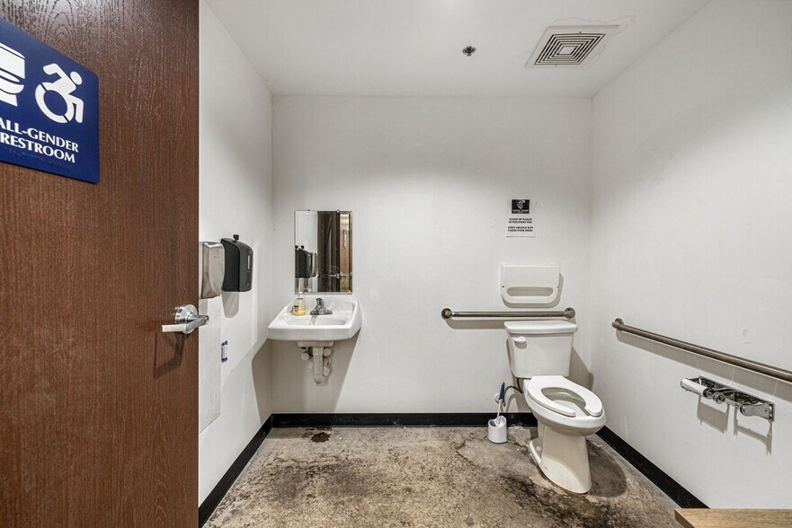 More Photos Of 560 S Williams Rd, Palm Springs Showroom For Sale