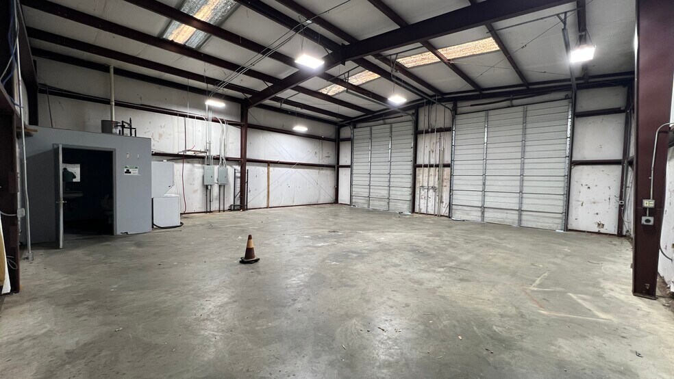 More Photos Of 1145 Brooks Rd, Memphis Mixed Retail For Sale