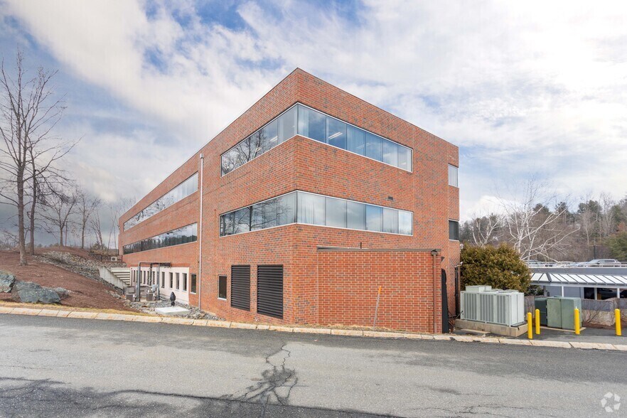 More Photos Of 1440 Main St, Waltham Medical For Lease