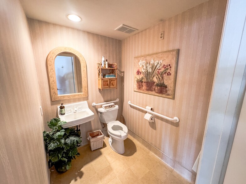 More Photos Of 224 Main St, Seal Beach Storefront For Lease