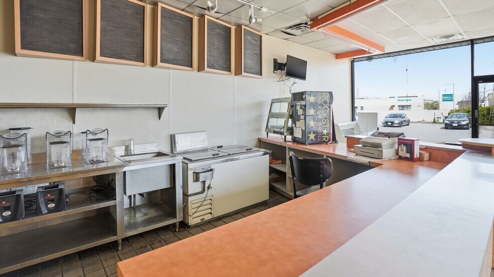 More Photos Of 2882-2904 Long Beach Rd, Oceanside Freestanding For Lease