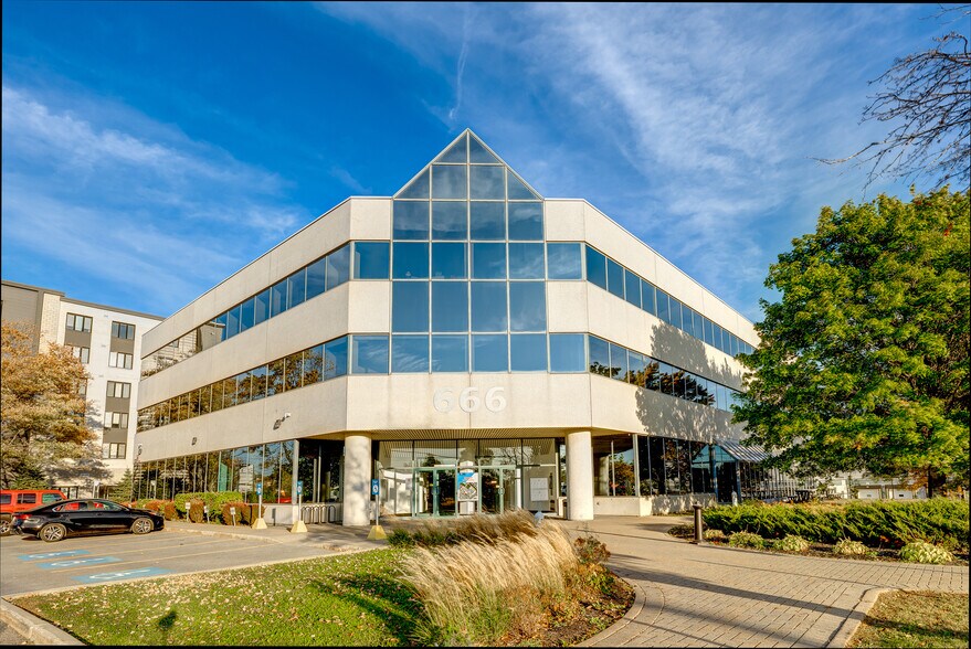 More Photos Of 666 Boul Saint-Martin O, Laval Office For Lease