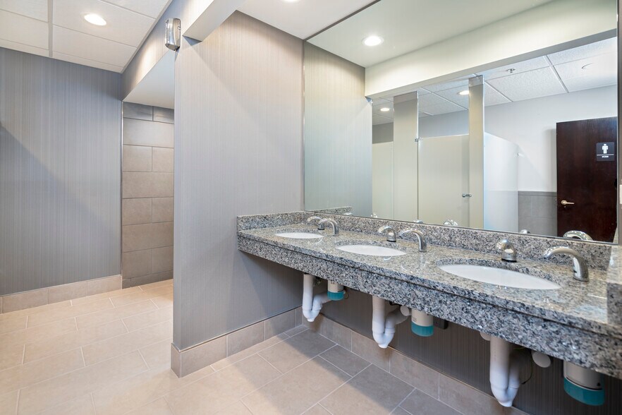 More Photos Of 550 Stephenson Hwy, Troy Office For Lease