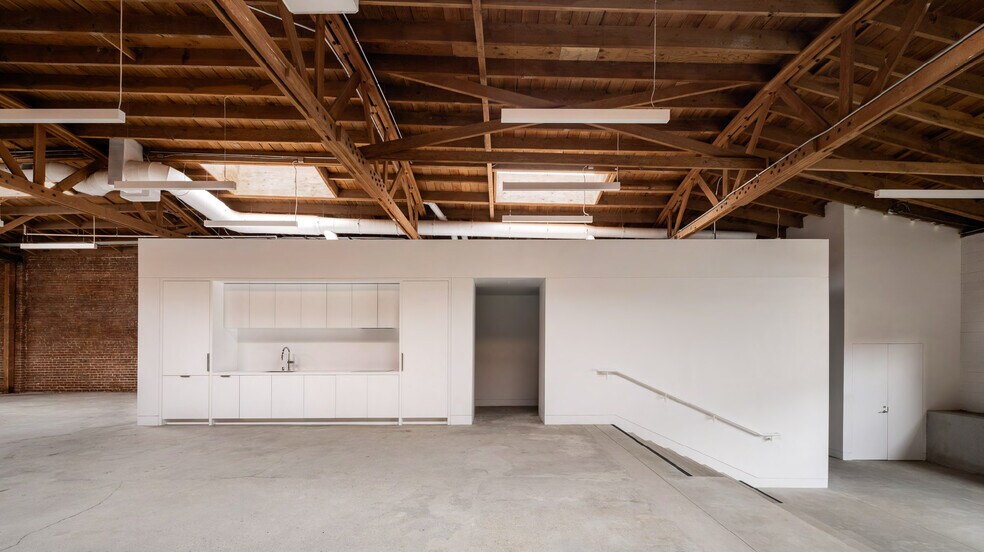 More Photos Of 2432 E 8th St, Los Angeles Showroom For Lease