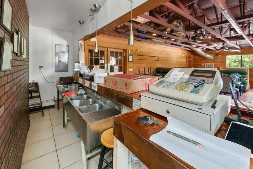 More Photos Of 512 S US Highway 301, Jesup Storefront For Sale