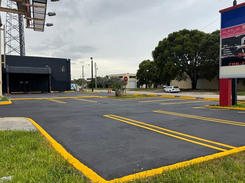 More Photos Of 10401-10409 Quail Roost Dr, Miami Service For Lease