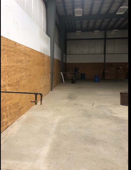 More Photos Of 160 S Turnpike Rd, Wallingford Light Distribution For Lease