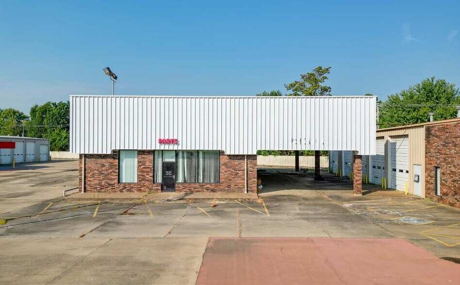 More Photos Of 8200 S US-71 Hwy, Fort Smith Auto Dealership For Sale
