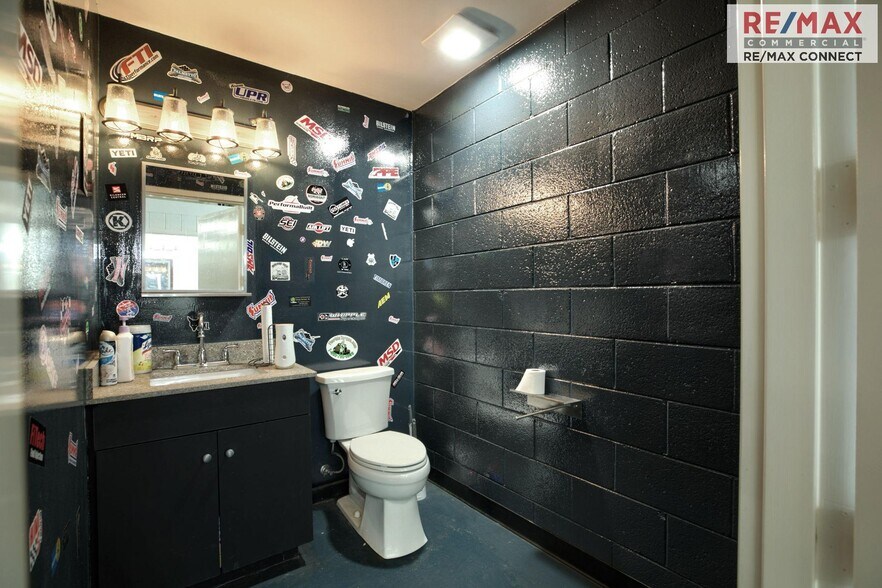 More Photos Of 2521 Hayes Rd, Hayes Light Distribution For Sale