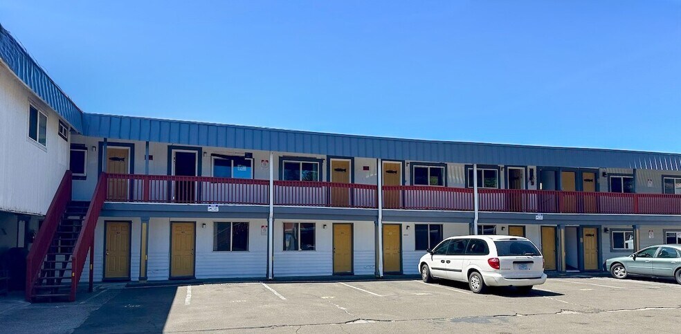 More Photos Of 126 Spruce St E, Ilwaco Hospitality For Sale