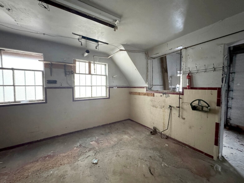 More Photos Of 1207 Hollins St, Baltimore Industrial For Sale