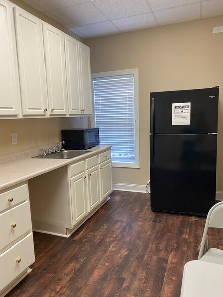 More Photos Of 2929 Breezewood Ave, Fayetteville Office For Sale