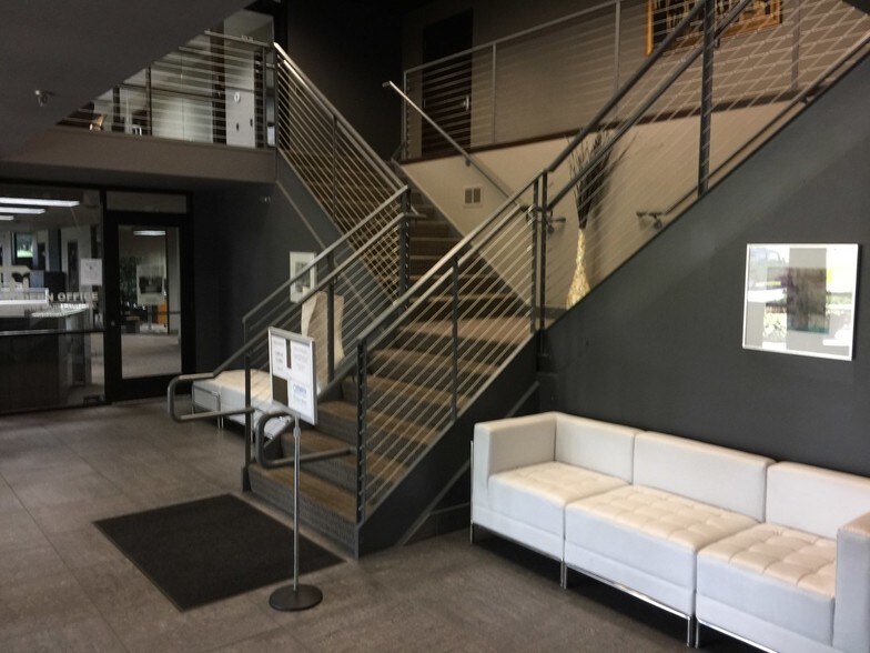 More Photos Of 6900 Shady Oak Rd, Eden Prairie Showroom For Lease