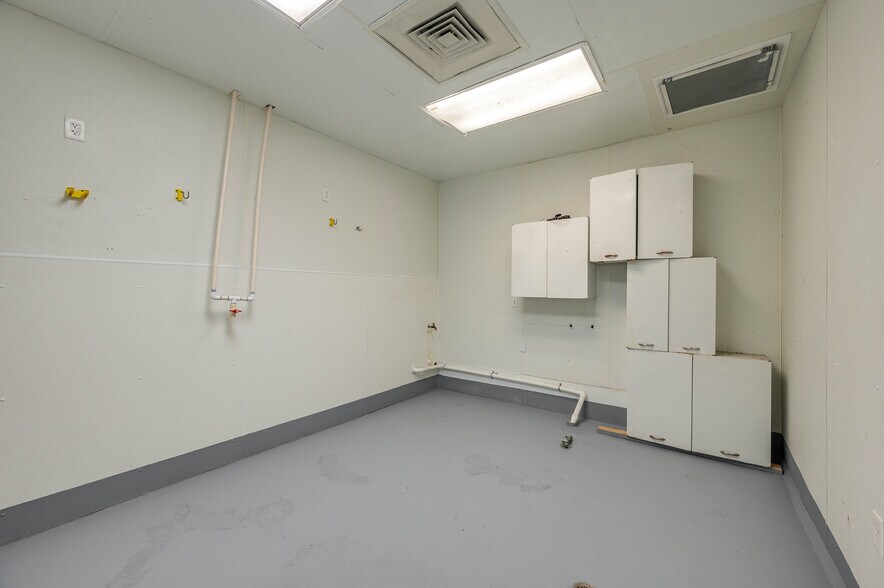 More Photos Of 174 NW 9th ave, Mulberry Distribution For Sale