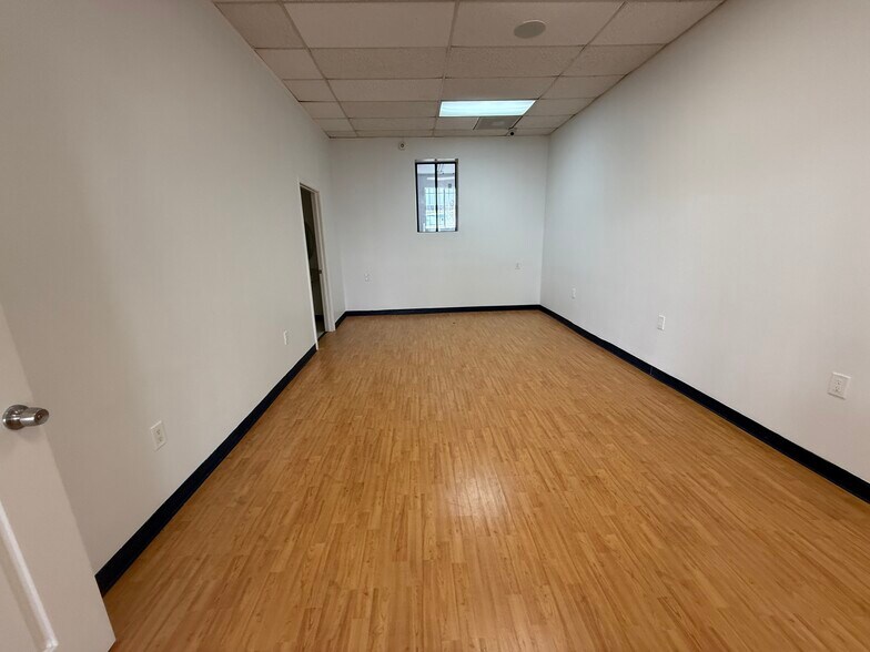 More Photos Of 1909 Santa Monica Blvd, Santa Monica Storefront For Lease