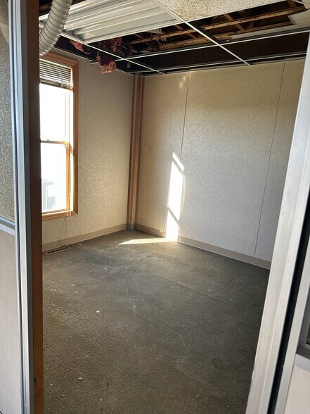 More Photos Of 1105 State St, Mound City Office For Sale