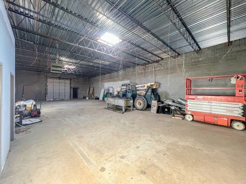 More Photos Of 1541-1543 Bourbon Pky, Streamwood Light Distribution For Lease