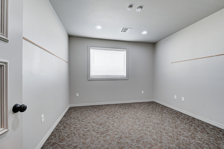 More Photos Of 450 E Main St, Yukon Religious Facility For Sale