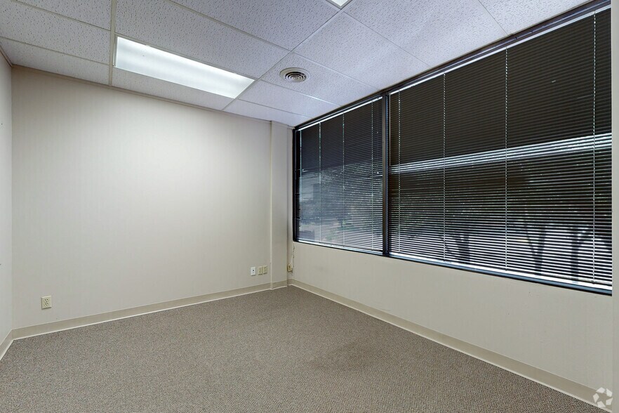 More Photos Of 2655 Villa Creek Dr, Dallas Office For Lease