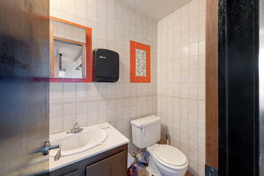 More Photos Of 5213 W Broadway Ave, Minneapolis Auto Dealership For Lease