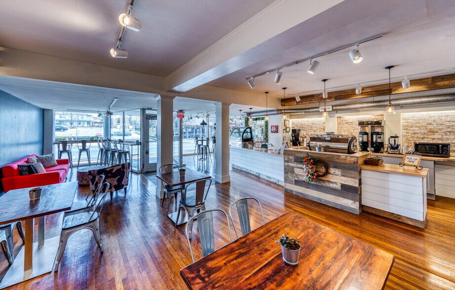 More Photos Of 160 S Poplar St, Elizabethtown Showroom For Lease