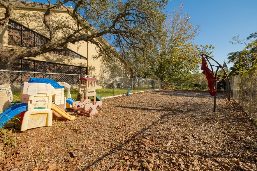 More Photos Of 3170 N McMullen Booth Rd, Clearwater Schools For Lease