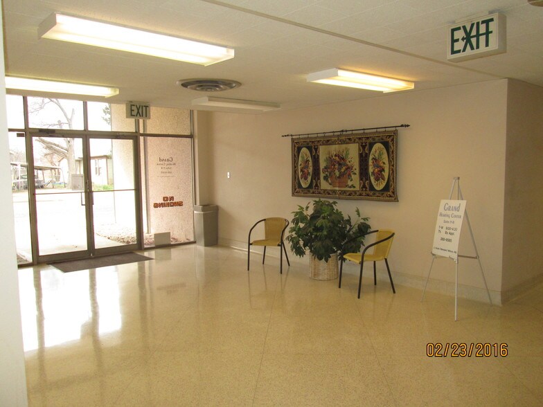 More Photos Of 812 W 8th St, Plainview Office For Sale