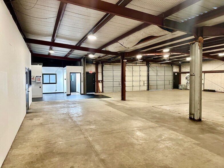 More Photos Of 210 Gravel St, Seguin Warehouse For Lease