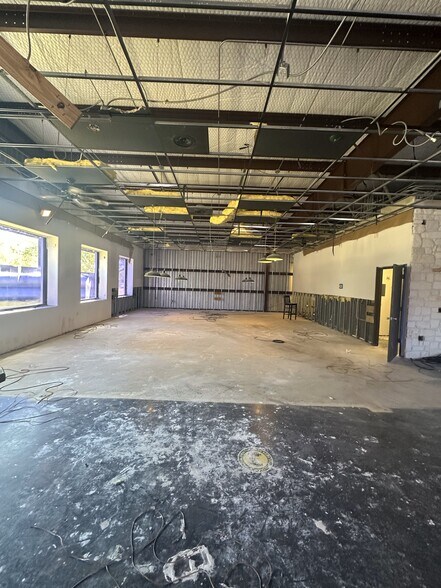 More Photos Of 470 This Way St, Lake Jackson General Retail For Sale