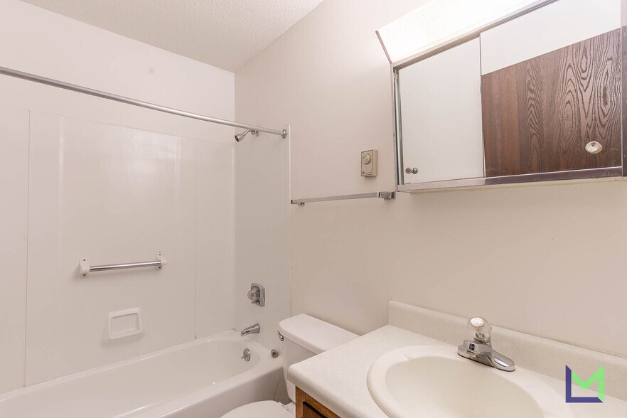 More Photos Of 1020 Washington St, Doniphan Apartments For Sale