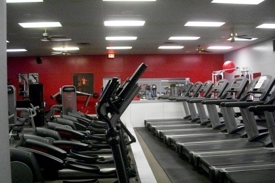 More Photos Of 2911 Brunswick Ave, New Bern Sports And Entertainment For Lease