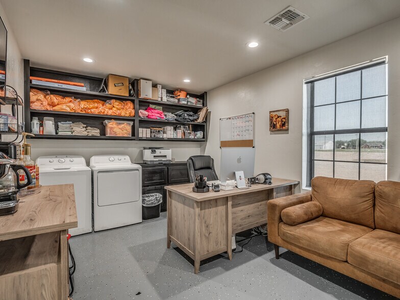 More Photos Of 106 NW 4th St, Lindsay Specialty For Sale