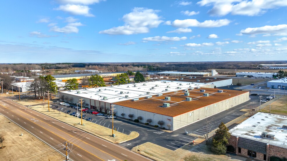 More Photos Of 8950 Hacks Cross Rd, Olive Branch Distribution For Lease