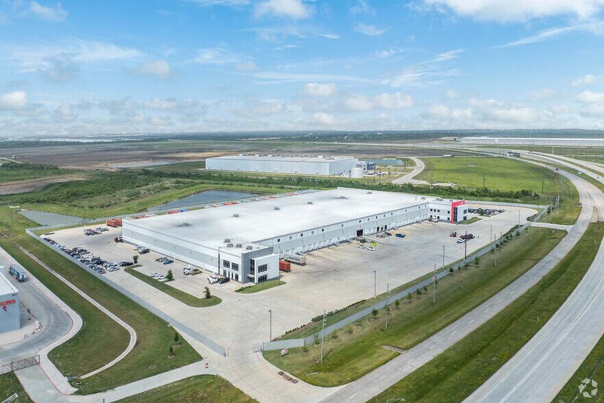More Photos Of 6101 Grand Pky S, Baytown Distribution For Lease