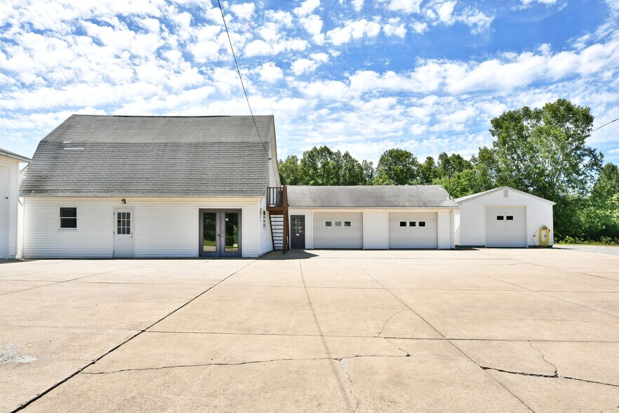 More Photos Of 4085 Herner County Line Rd, Southington Showroom For Sale