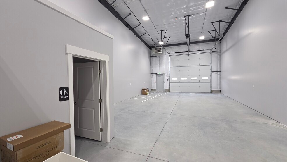 More Photos Of 35 Landmark Ln, Rigby Flex For Lease