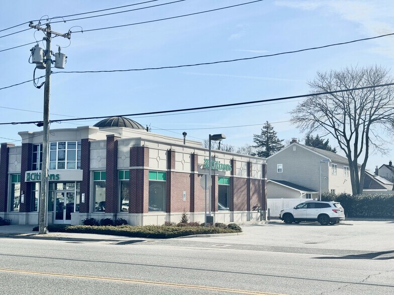 More Photos Of 2150 Merrick Rd, Merrick Bank For Sale