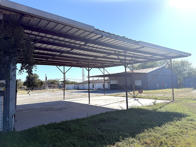 More Photos Of 1500 W Corpus Christi St, Beeville Freestanding For Sale