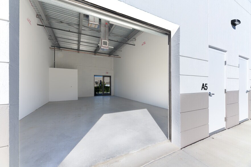 More Photos Of 230 N Congress, Lake Park Flex For Lease