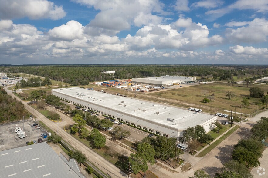More Photos Of 15904-15920 International Plaza Dr, Houston Warehouse For Lease
