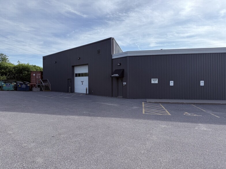 More Photos Of 1818 Woodward Dr, Ottawa Showroom For Lease
